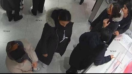 Die Polizei fahndet nach diesen fünf mutmaßlichen Diebinnen.