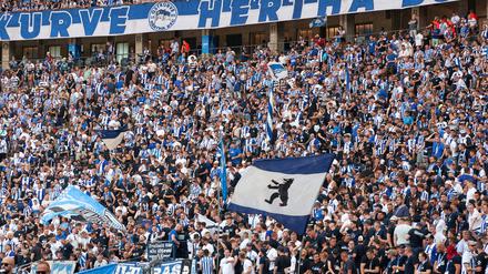 Fans in der Ostkurve des Olympiastadions