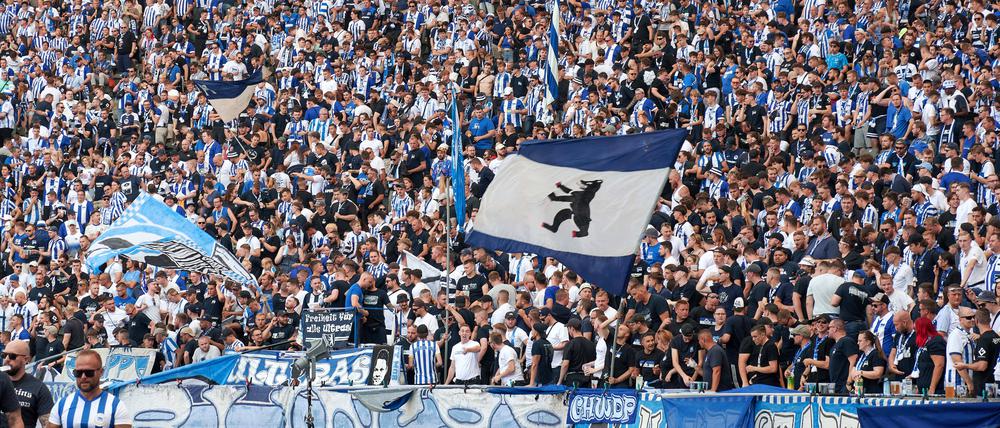 Fans in der Ostkurve des Olympiastadions