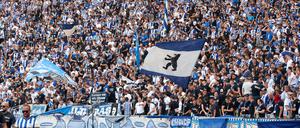 Fans in der Ostkurve des Olympiastadions