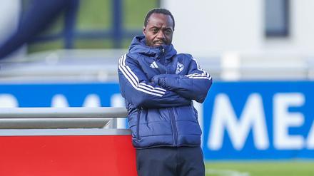 Sportchef Ben Manga vom FC Schalke 04 verfolgt eine Trainingseinheit.