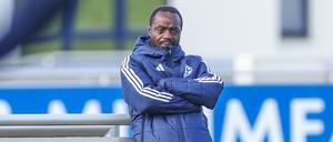 Sportchef Ben Manga vom FC Schalke 04 verfolgt eine Trainingseinheit.