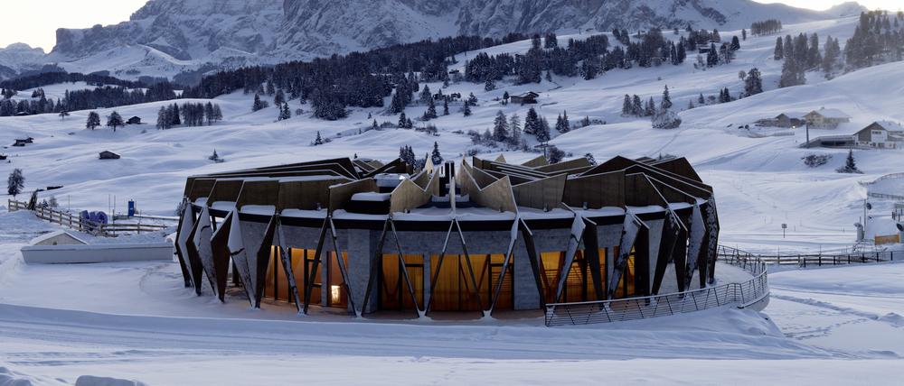 Ein Ring im Schnee: das Alpina Dolomites.