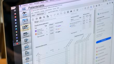 Berlin: Auf einem Bildschirm in der E-Health-Showpraxis der Kassenärztlichen Vereinigung Berlin ist eine elektronische Patientenakte ePA dargestellt (gestellte Szene). 