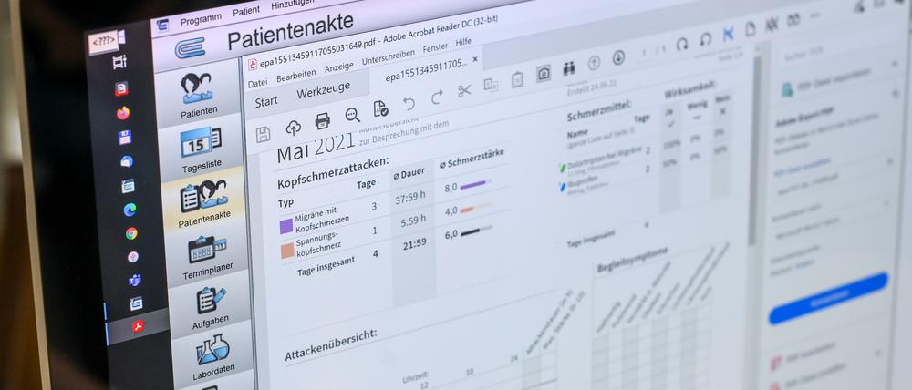 Im Neurozentrum Tempelhof ist eine elektronische Patientenakte mit einem E-Rezept auf einem Bildschirm zu sehen. 