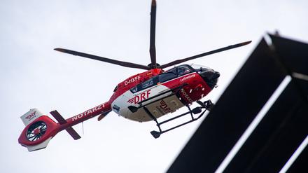 Hubschrauber der Deutschen Rettungsflugwacht über einer Notaufnahme.