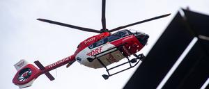 Hubschrauber der Deutschen Rettungsflugwacht über einer Notaufnahme.