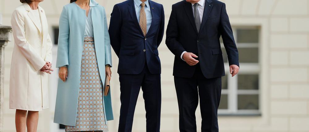 Bundespräsident Steinmeier und seine Frau Elke Büdenbender (ganz links) begrüßen Dänemarks König Frederik X. und Königin Mary.