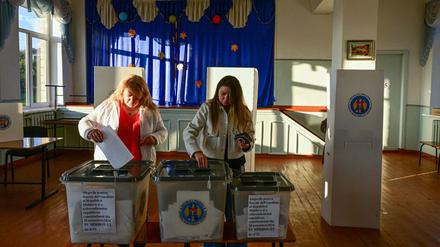 Zwei Frauen geben in Moldau ihre Stimme ab. In dem Land gibt es den Verdacht umfassender Wahlmanipulation durch Russland.