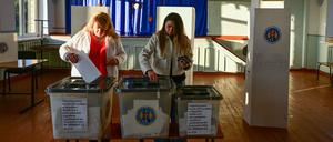 Zwei Frauen geben in Moldau ihre Stimme ab. In dem Land gibt es den Verdacht umfassender Wahlmanipulation durch Russland.