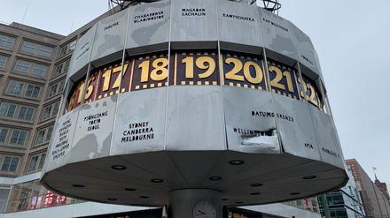 Der Schaden an der Weltzeituhr am Alexanderplatz ist von Weitem deutlich sichtbar.