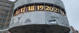 Der Schaden an der Weltzeituhr am Alexanderplatz ist von Weitem deutlich sichtbar.
