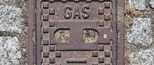 Auf einer Abdeckung einer Metallplatte im Fußweg steht das Wort „Gas“. Unter dem Deckel befindet sich eine Absperrvorrichtung für einer Gasleitung. 