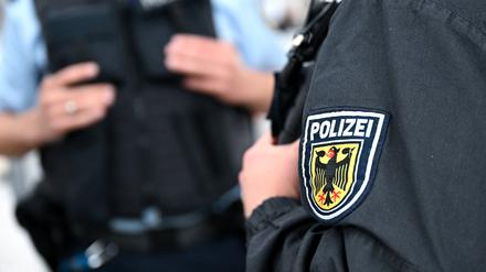 Zwei Beamte der Bundespolizei an einem Bahnhof.