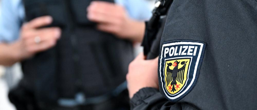 Zwei Beamte der Bundespolizei an einem Bahnhof.