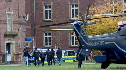 Baden-Württemberg, Karlsruhe: Polizisten bringen den in Bernau bei Berlin festgenommenen mutmaßlichen IS-Unterstützer, der einen Anschlag mit Schusswaffen auf die israelische Botschaft in Berlin geplant haben soll, zur  Haftvorführung.
