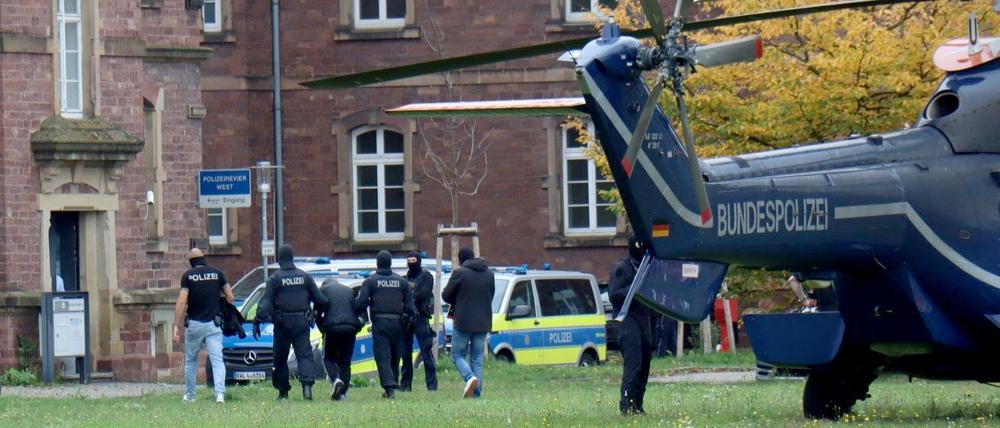 Baden-Württemberg, Karlsruhe: Polizisten bringen den in Bernau bei Berlin festgenommenen mutmaßlichen IS-Unterstützer, der einen Anschlag mit Schusswaffen auf die israelische Botschaft in Berlin geplant haben soll, zur  Haftvorführung.