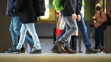 Menschen am Potsdamer Hauptbahnhof.
