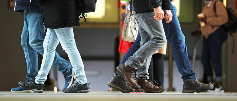 Menschen am Potsdamer Hauptbahnhof.