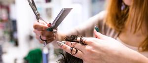 In der deutschen Hauptstadt gibt es immer mehr Friseursalons, die von ukrainischen Gründerinnen betrieben werden.