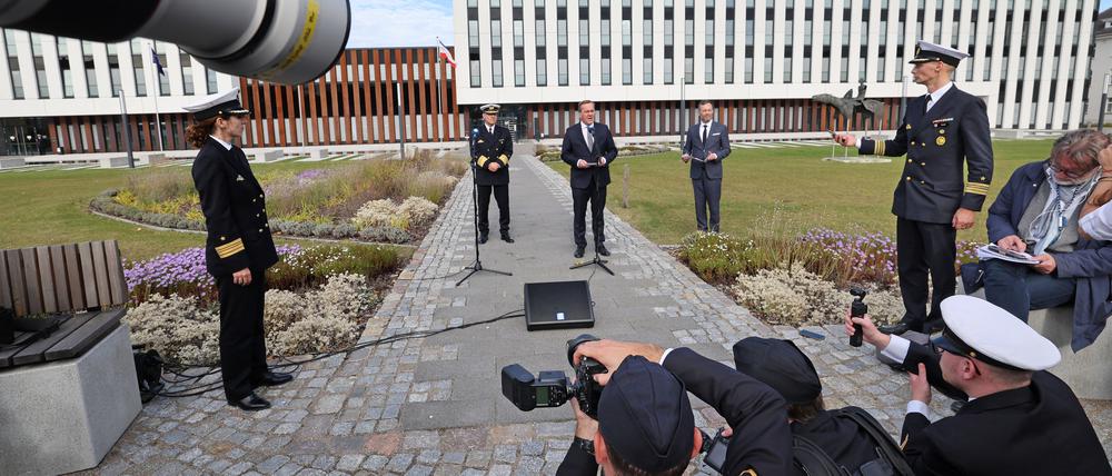 Boris Pistorius (SPD) (M.), Bundesverteidigungsminister, spricht nach dem Aufstellungszeremoniell für das Commander Task Force Baltic (CTF Baltic) in Rostock zu Journalisten, im Hintergrund das Marine-Operation-Center MOC, Sitz der neuen Einrichtung.