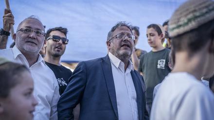 Der israelische Minister für nationale Sicherheit und rechtsextreme Politiker Itamar Ben-Gvir interagiert mit jüdischen Rechtsaktivisten während einer Veranstaltung.