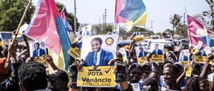 Ein Plakat des unabhängigen Kandidaten Venâncio Mondlane wird bei einer Wahlkampfveranstaltung vor den Wahlen in Mosambik gehalten. (Archivbild)