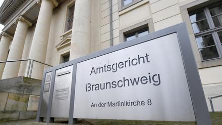 Ein Schild weist auf das Amtsgericht Braunschweig in der Innenstadt hin.