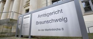 Ein Schild weist auf das Amtsgericht Braunschweig in der Innenstadt hin.