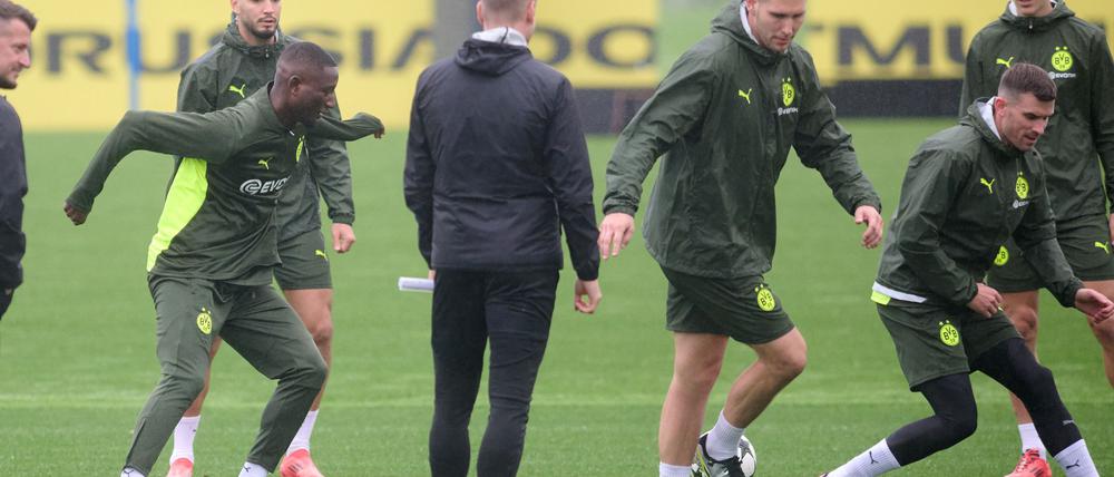 Die zuletzt angeschlagenen Pascal Groß (rechts) und Niklas Süle (2. v. rechts) nehmen am Abschlusstraining teil.