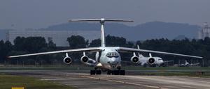 Eine Transportmaschine vom Typ Iljuschin IL-76 landet auf dem Flugplatz.