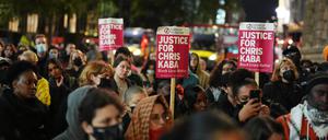 Menschen demonstrieren vor dem Old Bailey im Zentrum der Stadt. Zwei Jahre nach einem tödlichen Schuss auf einen Autofahrer ist ein Polizist in Großbritannien vom Mordvorwurf freigesprochen worden.