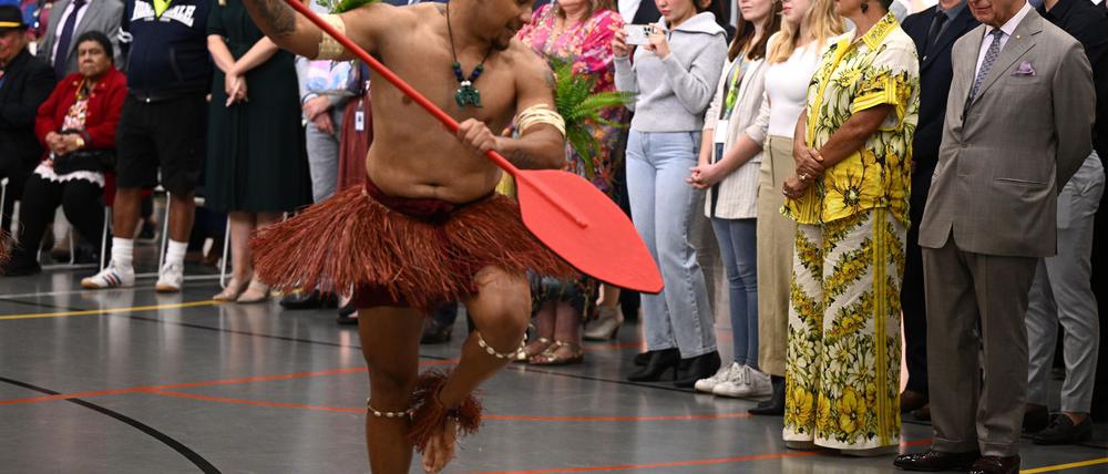 Die schwierige Beziehung zu den indigenen Australiern ist einer der zentralen Punkte der Reise.