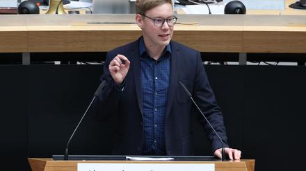Der grüne Innenpolitik-Experte Vasili Franco warnt vor einem Überbietungswettbewerb beim Thema Abschiebungen. (Archivbild)
