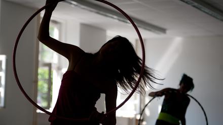 Aller Anfang ist schwer. Aber wer den Dreh raushat, der hat Freude beim Hula-Hoop.