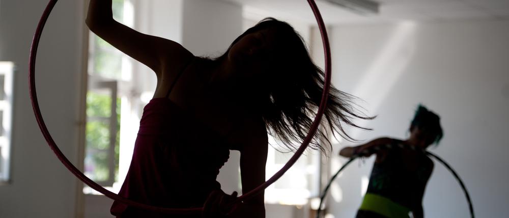 Aller Anfang ist schwer. Aber wer den Dreh raushat, der hat Freude beim Hula-Hoop.