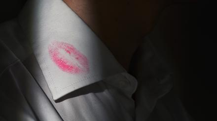 Lippenstift auf dem Hemd: Wer eine Affäre hat, muss seine Spuren gut verwischen. 