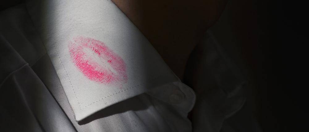 Lippenstift auf dem Hemd: Wer eine Affäre hat, muss seine Spuren gut verwischen.