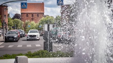 Frohnauer Brücke zwischen Zeltinger Platz und Ludolfinger Platz mit Kasinoturm.