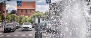 Frohnauer Brücke zwischen Zeltinger Platz und Ludolfinger Platz mit Kasinoturm.