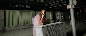 Fatima Çalışkan als Faserland-Girl vor dem Sylter Hof 