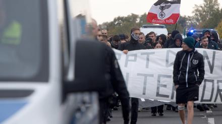 Teilnehmer einer rechten Demo «Gegen Linkspropaganda und Lügen der Antifa» gehen in Marzahn, begleitet von der Polizei.