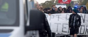 Teilnehmer einer rechten Demo «Gegen Linkspropaganda und Lügen der Antifa» gehen in Marzahn, begleitet von der Polizei.