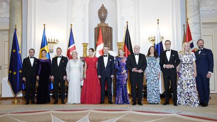 Abendessen anlässlich des 25. Jubiläums der Nordischen Botschaften in Berlin. Bundespräsident Frank-Walter Steinmeier mit Elke Büdenbender empfängt  König Frederik X. von Dänemark und Königin Mary, den Präsidenten der Republik Finnland, Alexander Stubb, und Suzanne Elizabeth Innes-Stubb, die Präsidentin der Republik Island, Halla Tómasdóttir, und Björn Skúlason, Kronprinz Haakon von Norwegen und Kronprinzessin Mette-Marit, Kronprinzessin Victoria von Schweden und Prinz Daniel .