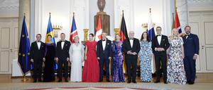 Abendessen anlässlich des 25. Jubiläums der Nordischen Botschaften in Berlin. Bundespräsident Frank-Walter Steinmeier mit Elke Büdenbender empfängt  König Frederik X. von Dänemark und Königin Mary, den Präsidenten der Republik Finnland, Alexander Stubb, und Suzanne Elizabeth Innes-Stubb, die Präsidentin der Republik Island, Halla Tómasdóttir, und Björn Skúlason, Kronprinz Haakon von Norwegen und Kronprinzessin Mette-Marit, Kronprinzessin Victoria von Schweden und Prinz Daniel .
