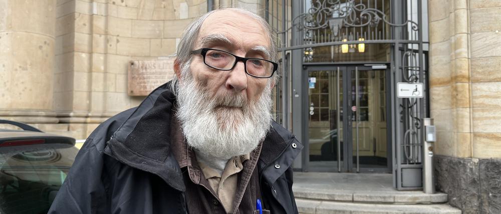 „Wieder voll im Leben“: Manfred Moslehner, Reihenhausmieter aus Reinickendorf, vorm Gerichtsgebäude.