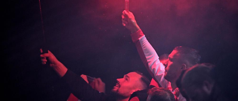 Lukas Podolski feierte nach seinem Abschiedsspiel mit den Fans. 