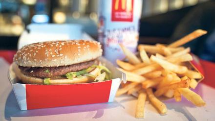 Ein klassischer Big Mac Burger mit Pommes und Cola auf einem Tablett einer deutschen McDonald’s Filiale.