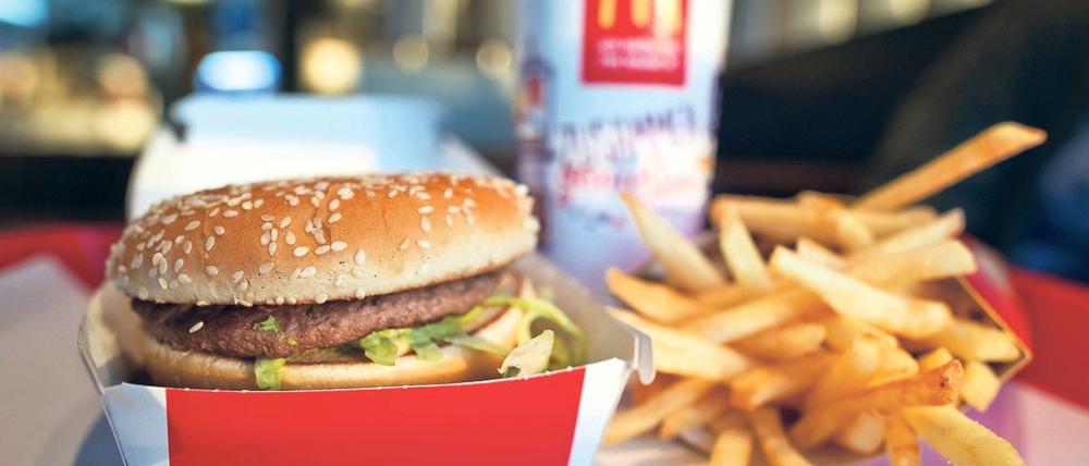 Ein klassischer Big Mac Burger mit Pommes und Cola auf einem Tablett einer deutschen McDonald’s Filiale.