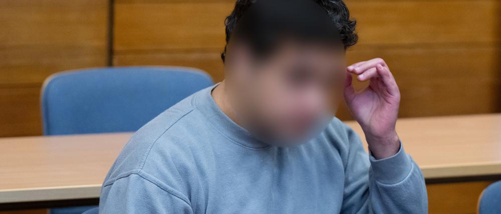 Der wegen siebenfachen Mordes angeklagte Mann sitzt im Landgericht im Gerichtssaal. Der gebürtige Syrer, der zuletzt in Österreich lebte, soll im Oktober vergangenen Jahres mit 22 Migranten in einem Kleinbus auf dem Weg von Österreich nach Bayern gewesen sein. Auf der Flucht vor der Polizei krachte der Wagen an einer Autobahnausfahrt mit Tempo 150 in die Leitplanken. Der Wagen überschlug sich und blieb auf dem Dach liegen - sieben der Migranten starben. 